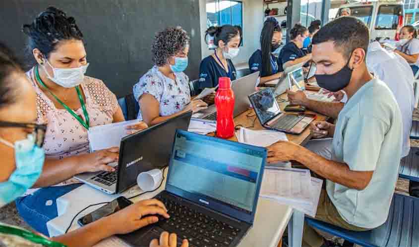  Mais de 200 voluntários participam do drive-thru de vacinação