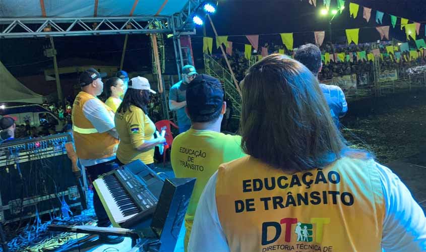 Agentes do Detran Rondônia promovem ação educativa em bares de Porto Velho