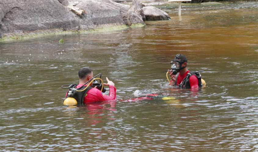 Equipes de mergulho do Corpo de Bombeiros recebem instrução prática de salvamento