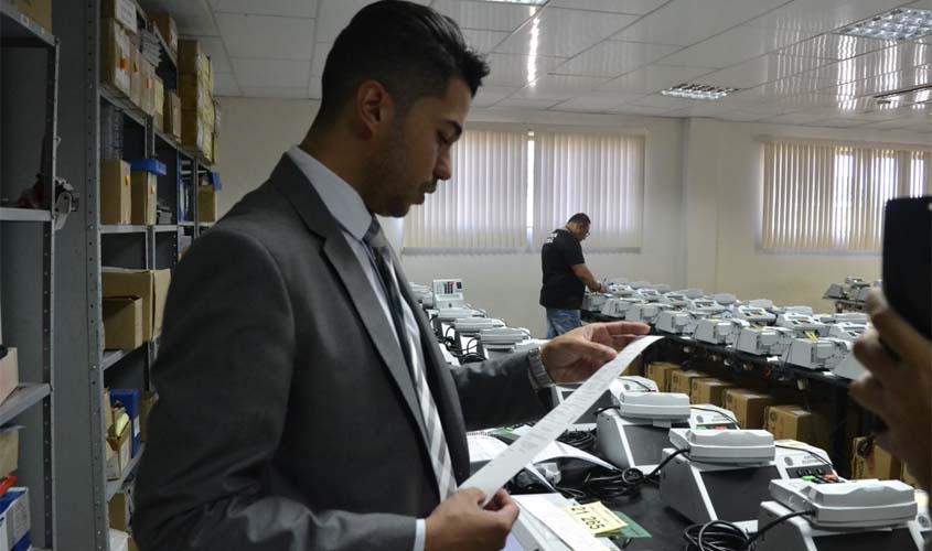 Comissão Eleitoral acompanha carga e lacre de urnas eletrônicas no TRE-RO para eleições em Candeias do Jamari 