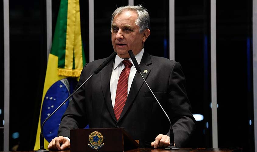 Izalci celebra possibilidade de acúmulo de cargos por policias e bombeiros