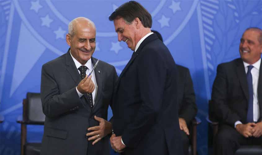 Toma posse ministro da Secretaria de Governo