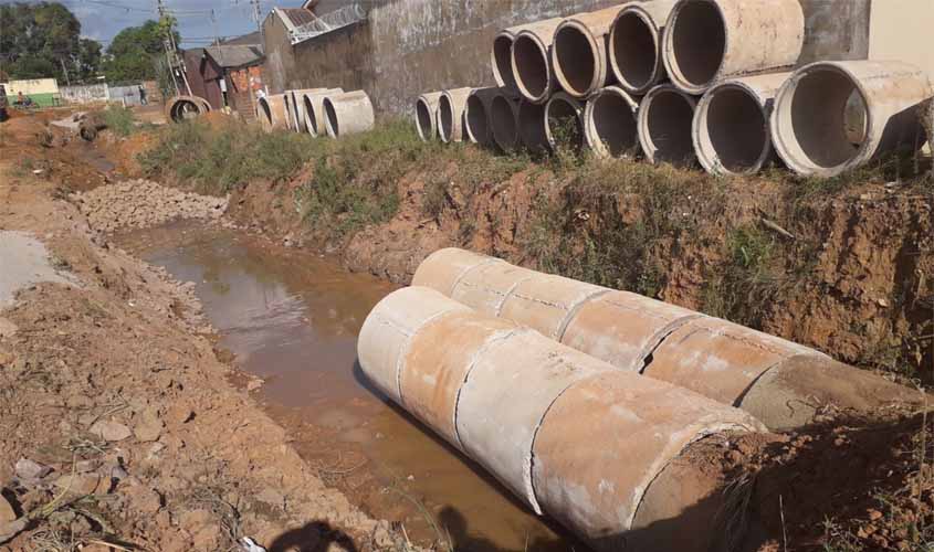 Prefeitura trabalha na drenagem e pavimentação da rua do Canal