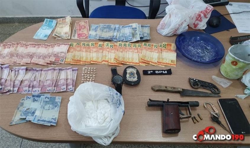Ação conjunta entre PM e PC resulta na apreensão de drogas, dinheiro e arma de fogo