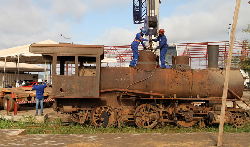 Locomotiva 6 da Madeira-Mamoré deixa o pátio ferroviário para ser vista no Memorial Rondon