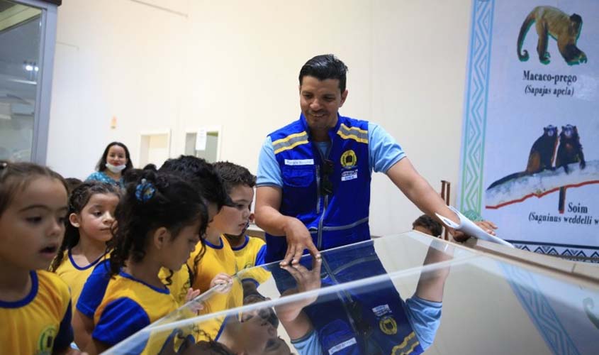 Alunos da Escola Rio Guaporé visitam o Parque Natural