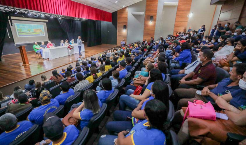 Prefeitura lança programa 'Caminho Certo' e reajusta salário de motoristas e monitores do transporte escolar
