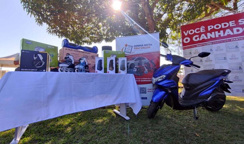 Semfaz entrega moto e outros prêmios através do programa Minha Nota Tem Valor 