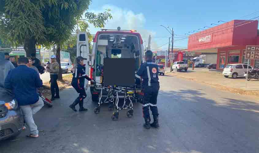 Motociclista fratura o pé após colisão com carro em conversão proibida em Porto Velho