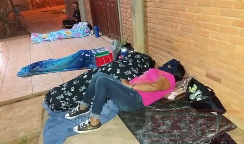 Servidores dormem ao relento na prefeitura de Vilhena para garantir atendimento e imagem viraliza nas redes sociais