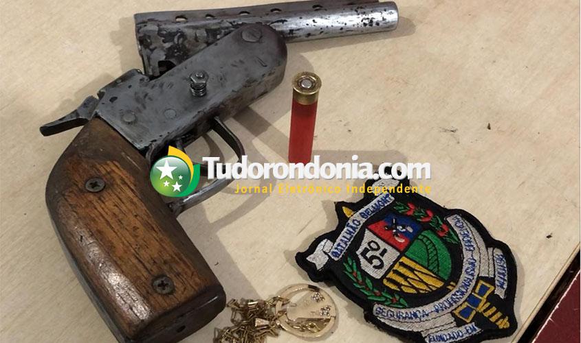 Dupla é presa com arma e motocicleta roubada