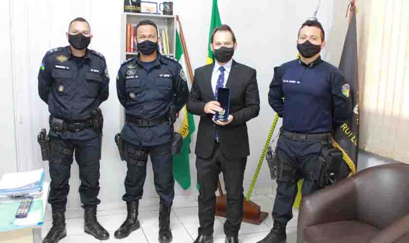 Juiz da comarca de Cacoal recebe Medalha do Mérito Batalhão Capitão Rui Luiz Teixeira concedida pela Polícia Militar
