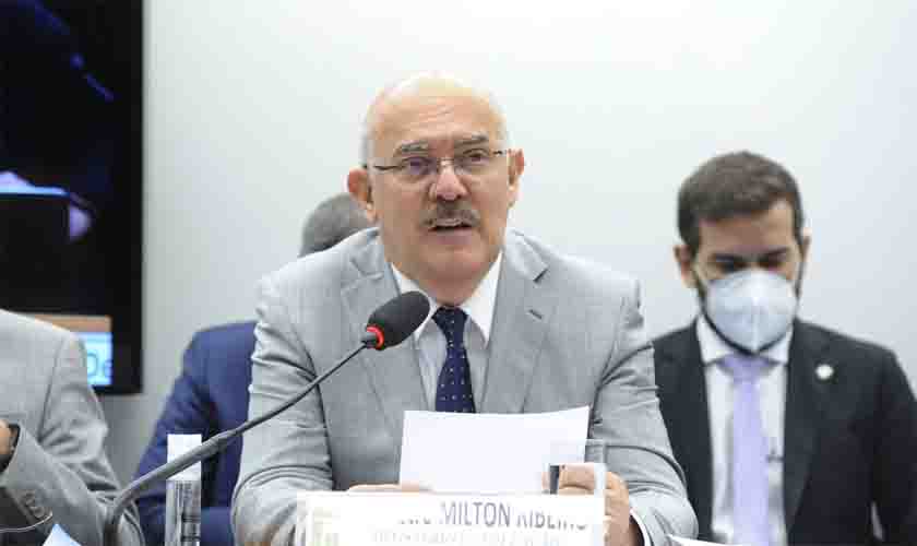 Ministro assina portaria com orientações para aulas presenciais