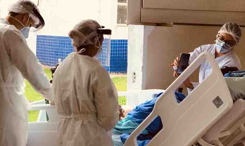 Videochamadas aproximam familiares de pacientes internados no Hospital Regional