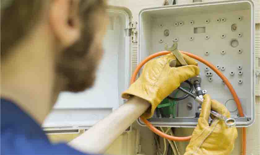 Empresas vão indenizar instalador que era xingado indiretamente