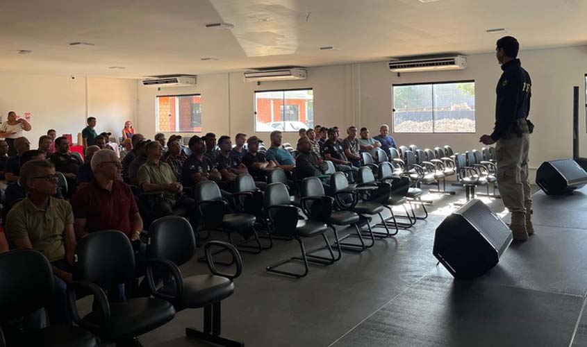 PRF realiza palestras sobre transporte escolar em RO