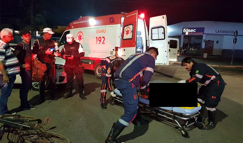 Jovem ciclista na contramão bate em carro parado e fratura a perna