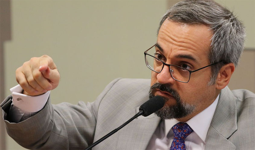 Em audiência no Senado, Weintraub sugere Revalida custeado pelo aluno