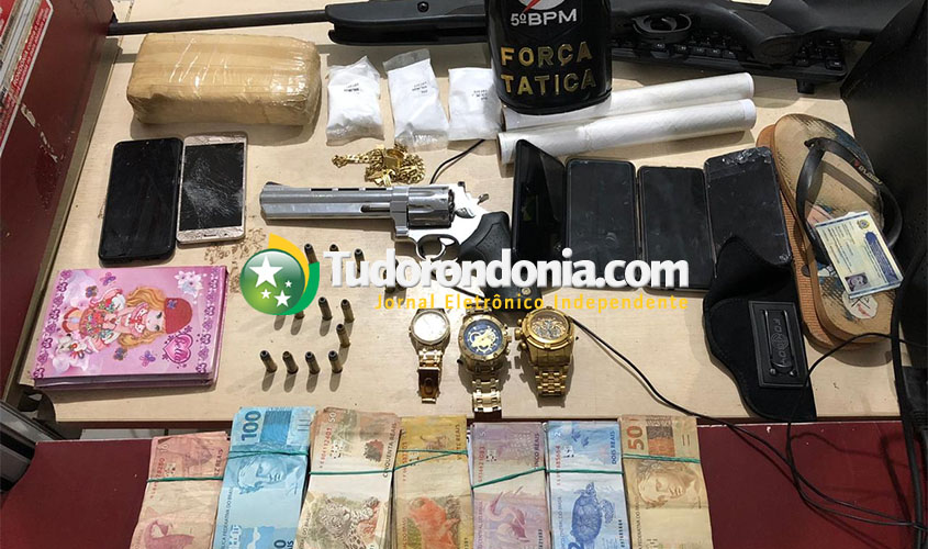 PM apreende quase 1 kg de cocaína, revólver e dinheiro; traficante escapou