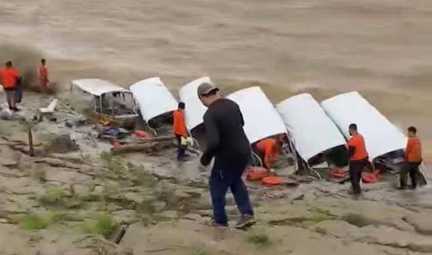 Temporal no baixo madeira alaga lanchas de estudantes
