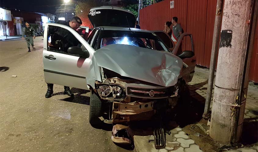 Motorista avança preferencial, é atingido por carro e bate em poste