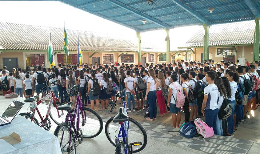 Estudantes de São Miguel do Guaporé recebem prêmio de melhores redações do concurso “Justiça e Cidadania na Escola”