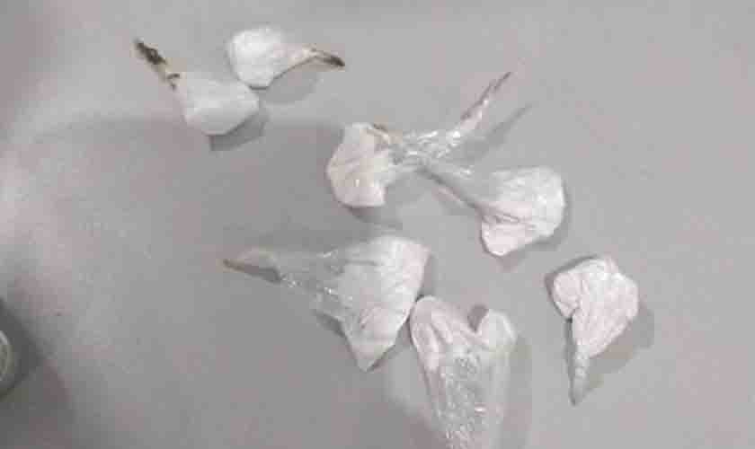 Policiais Militares conduzem dois suspeitos por tráfico de drogas