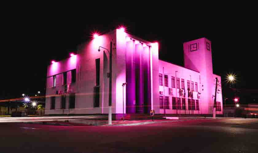 Prédio do Relógio ganha iluminação especial alusiva à campanha