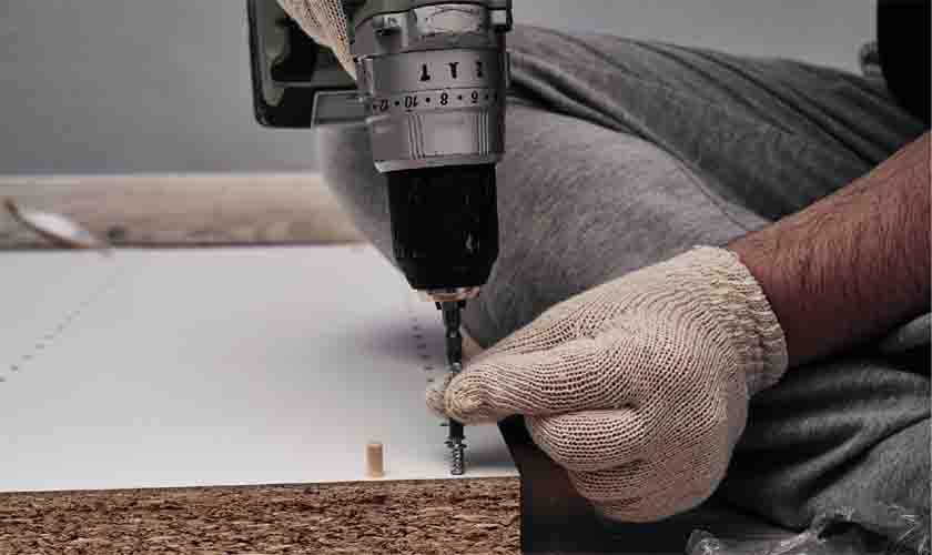 Rede varejista indenizará montador de móveis ridicularizado por sua magreza