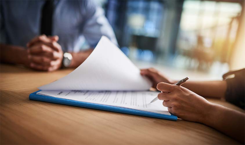 Vínculo de emprego de corretores declarado por auditor-fiscal é afastado