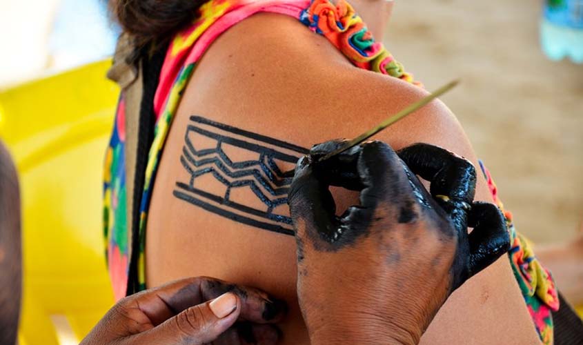 Pinturas corporais indígenas carregam marcas de identidade cultural