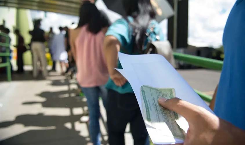 Camiseta, adesivo, bandeira: o que pode usar para votar