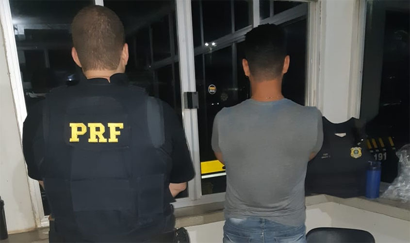 PRF prende motorista com arma de fogo