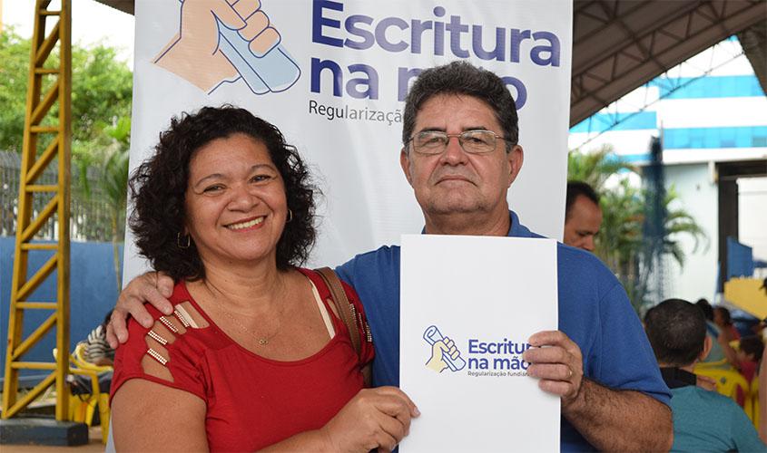 Moradores do Aponiã recebem títulos do projeto Escritura na Mão