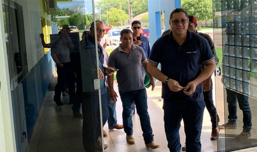 Claudio Santos reassume prefeitura exonera todos secretarios de Abel