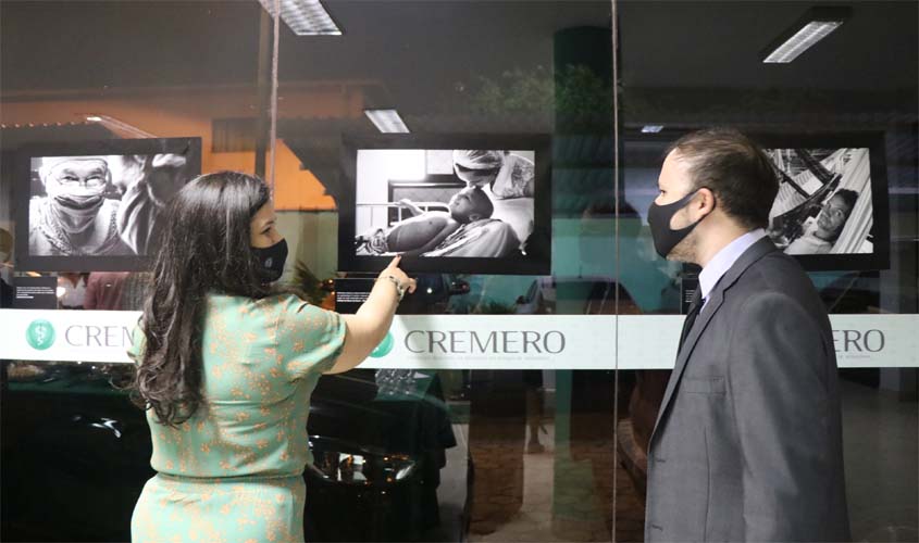 Exposição que homenageia profissionais da saúde segue para última semana no Cremero