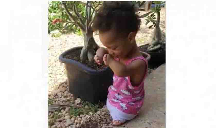 Viraliza vídeo de garotinha com má formação, cujo pai, policial militar em Chupinguaia, está preso há sete meses