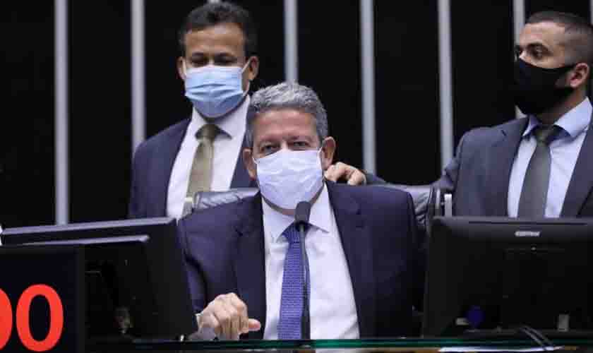 Deputados destacam pagamento de professores e financiamento do Auxílio Brasil para aprovar PEC dos Precatórios 