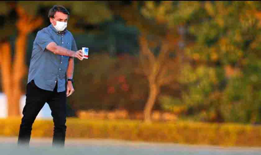 Negacionista, Bolsonaro concede a si próprio medalha de Mérito Científico