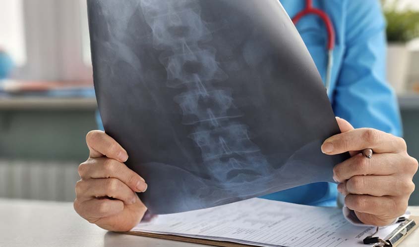 Cooperativa indeniza operador por doença após dispensa