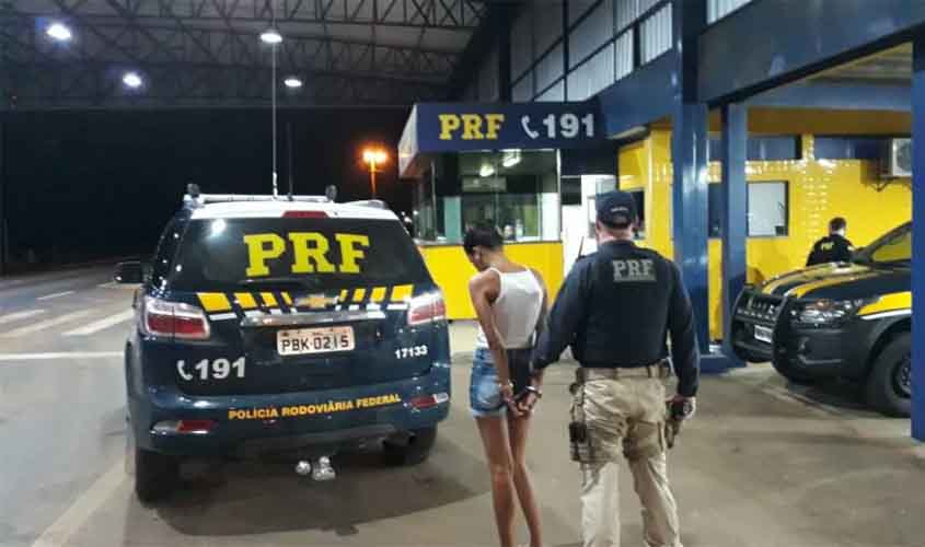 Garota acreana de 25 anos é flagrada pela PRF de Vilhena transportando quase 4 kg de cocaína em ônibus