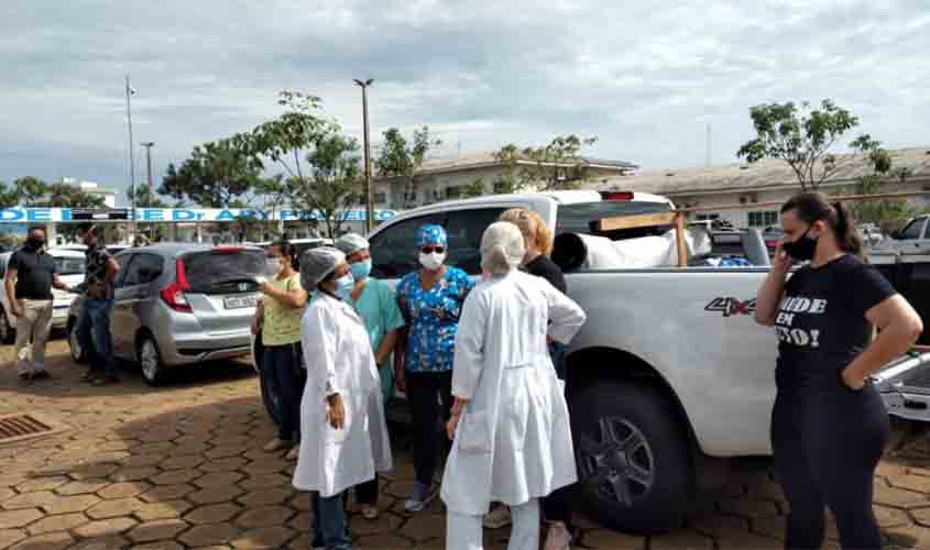 ASSISTA VÍDEO: com “dança do caixão” na capital, servidores tentam derrubar secretário de Estado da Saúde