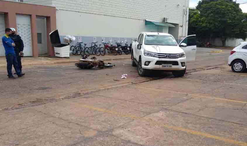 Dirigindo caminhonete, ex-prefeita de Vilhena se envolve em acidente e condutor de motoneta fica ferido