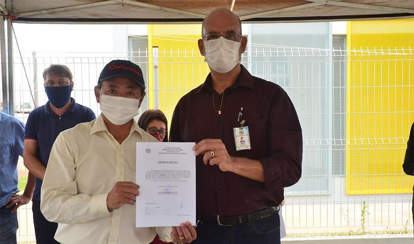 Prefeito assina quatro ordens de serviço para início de obras de asfalto, duas praças e LED