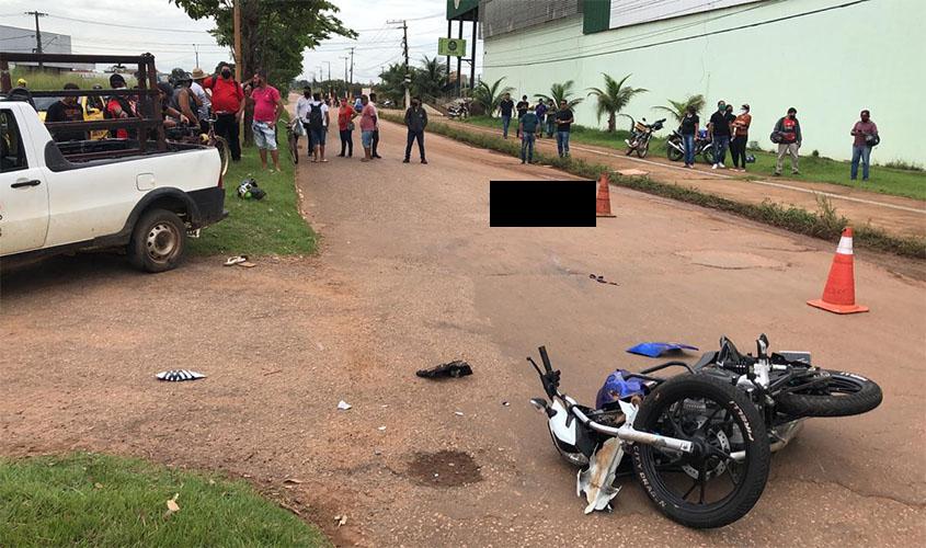 Jovem motociclista morre após bater contra traseira de carro 