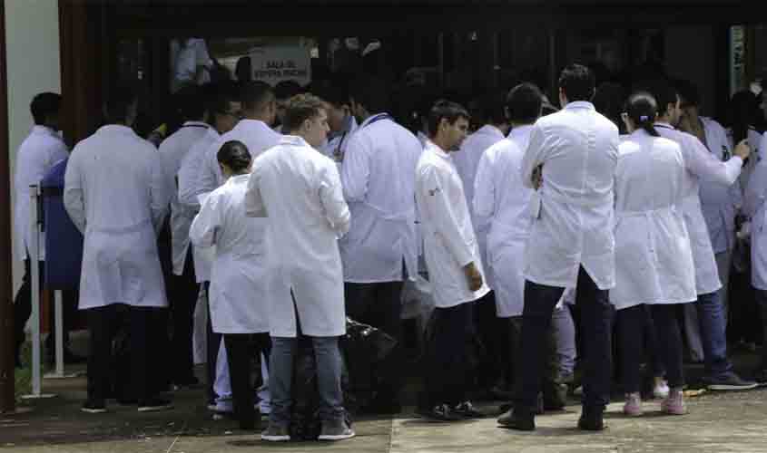 Médicos formados fora do Brasil têm 1ª fase do Revalida neste domingo