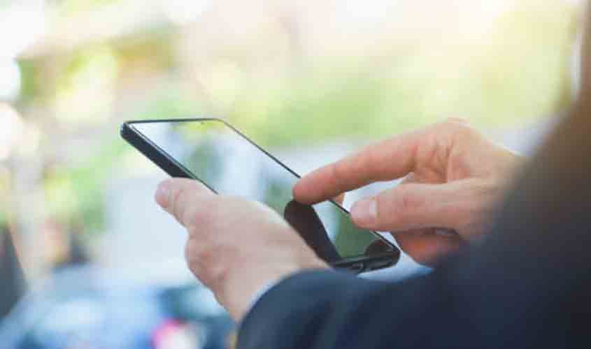 Representante comprova que empresa controlava jornada por meio do celular corporativo