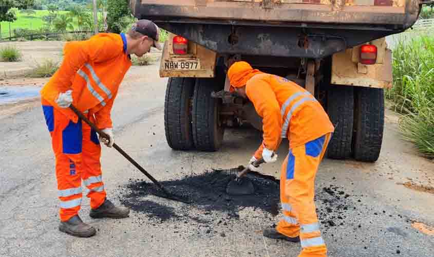 Rodovia que interliga São Miguel do Guaporé à Nova Brasilândia recebe manutenção do DER