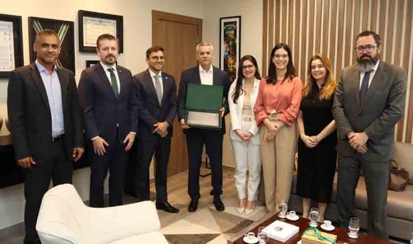 Procurador-Geral de Justiça recebe homenagem da Defensoria Pública do Estado em reconhecimento à liderança e gestão à frente do MPRO