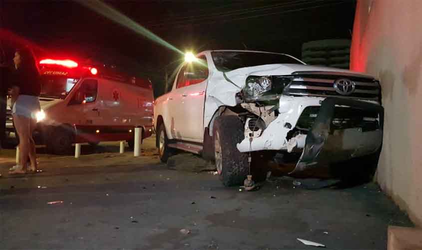 Motorista de caminhonete avança preferencial e mata passageira de mototaxista na capital